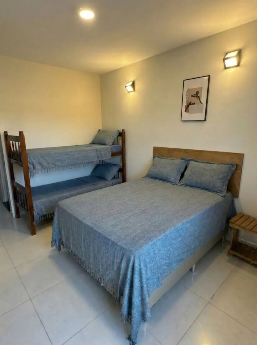Suíte Canário: cama de casal e beliche