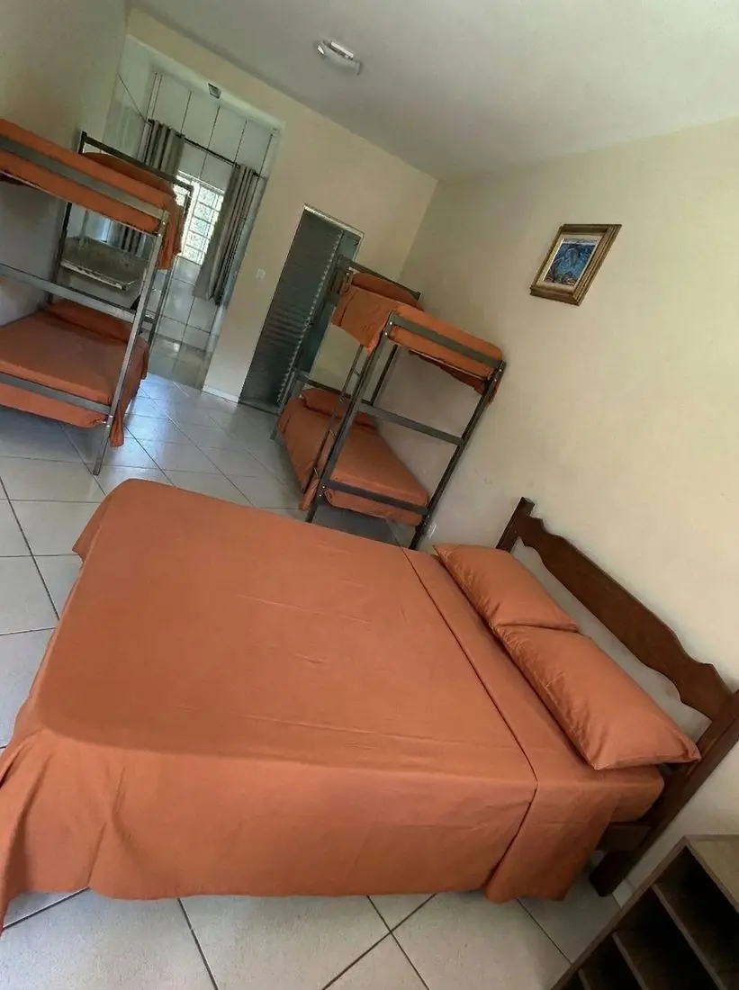Suíte Fogo: cama de casal e beliches