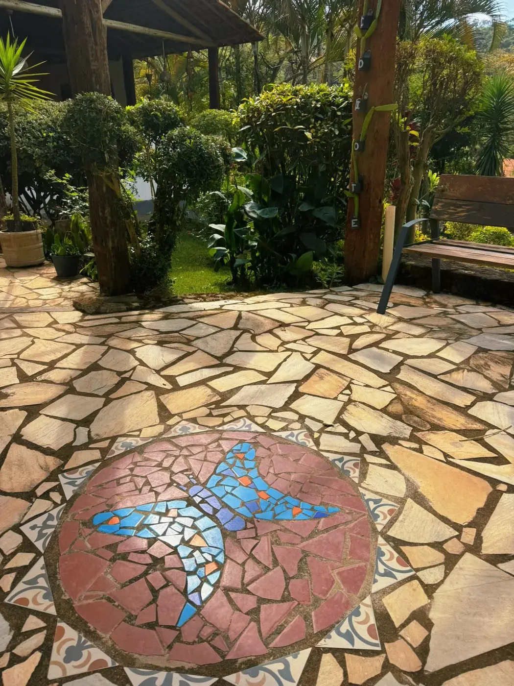 Praça com piso de pedra e mosaico